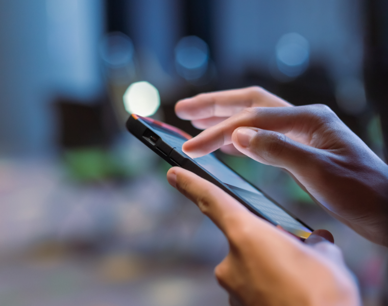 スマホを操作しているスーツの男性